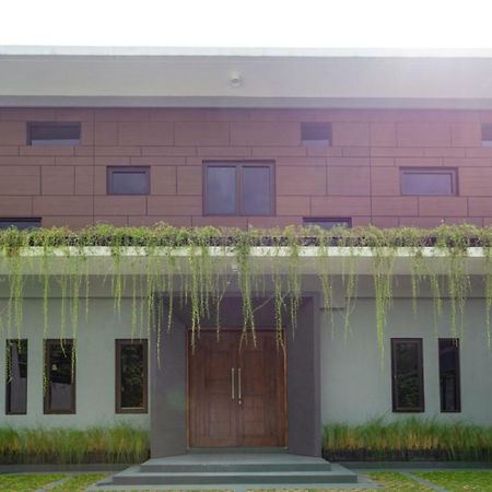 RedDoorz Plus near JIEXPO Kemayoran Yakarta Exterior foto