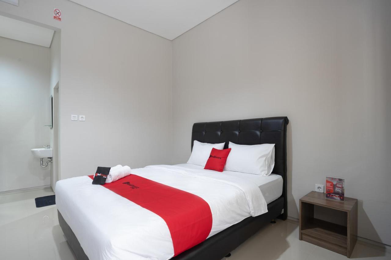 RedDoorz Plus near JIEXPO Kemayoran Yakarta Exterior foto
