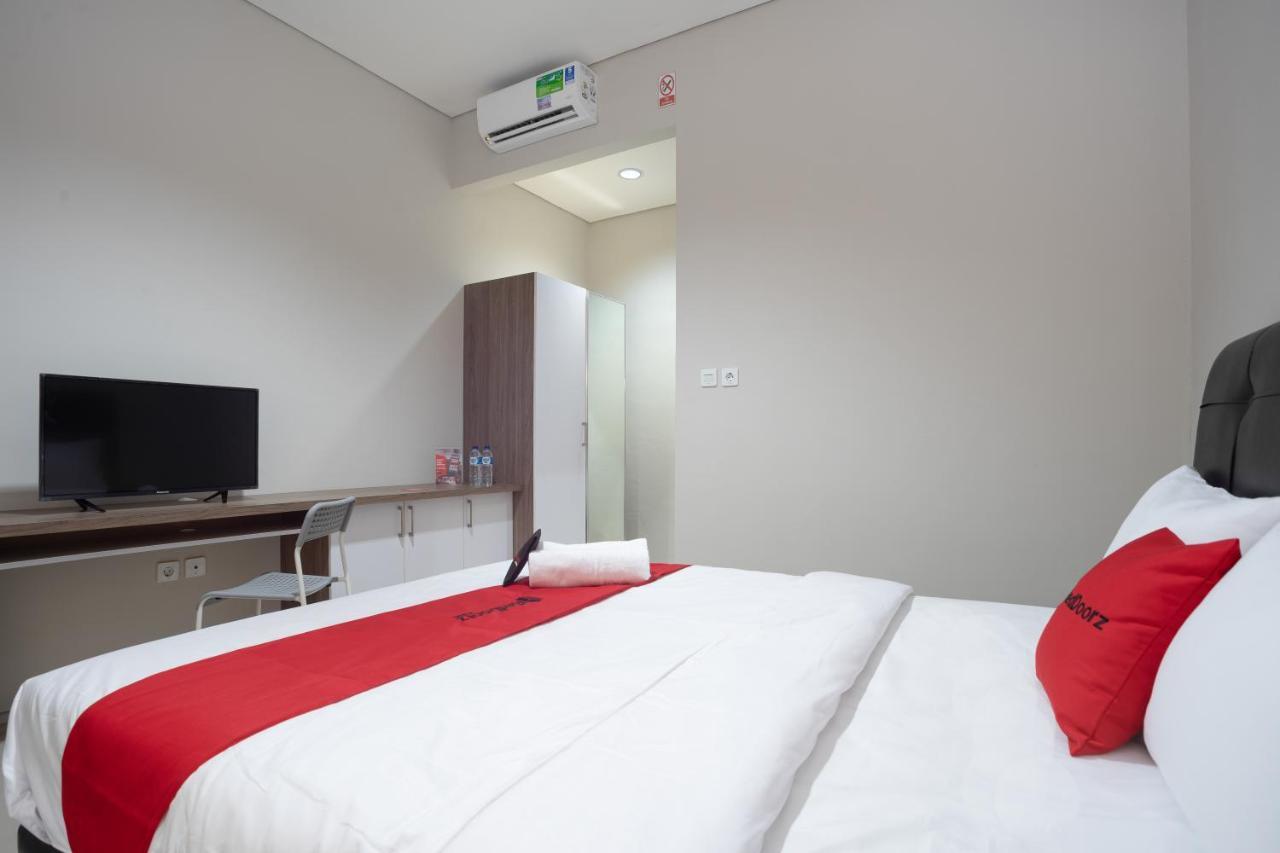 RedDoorz Plus near JIEXPO Kemayoran Yakarta Exterior foto