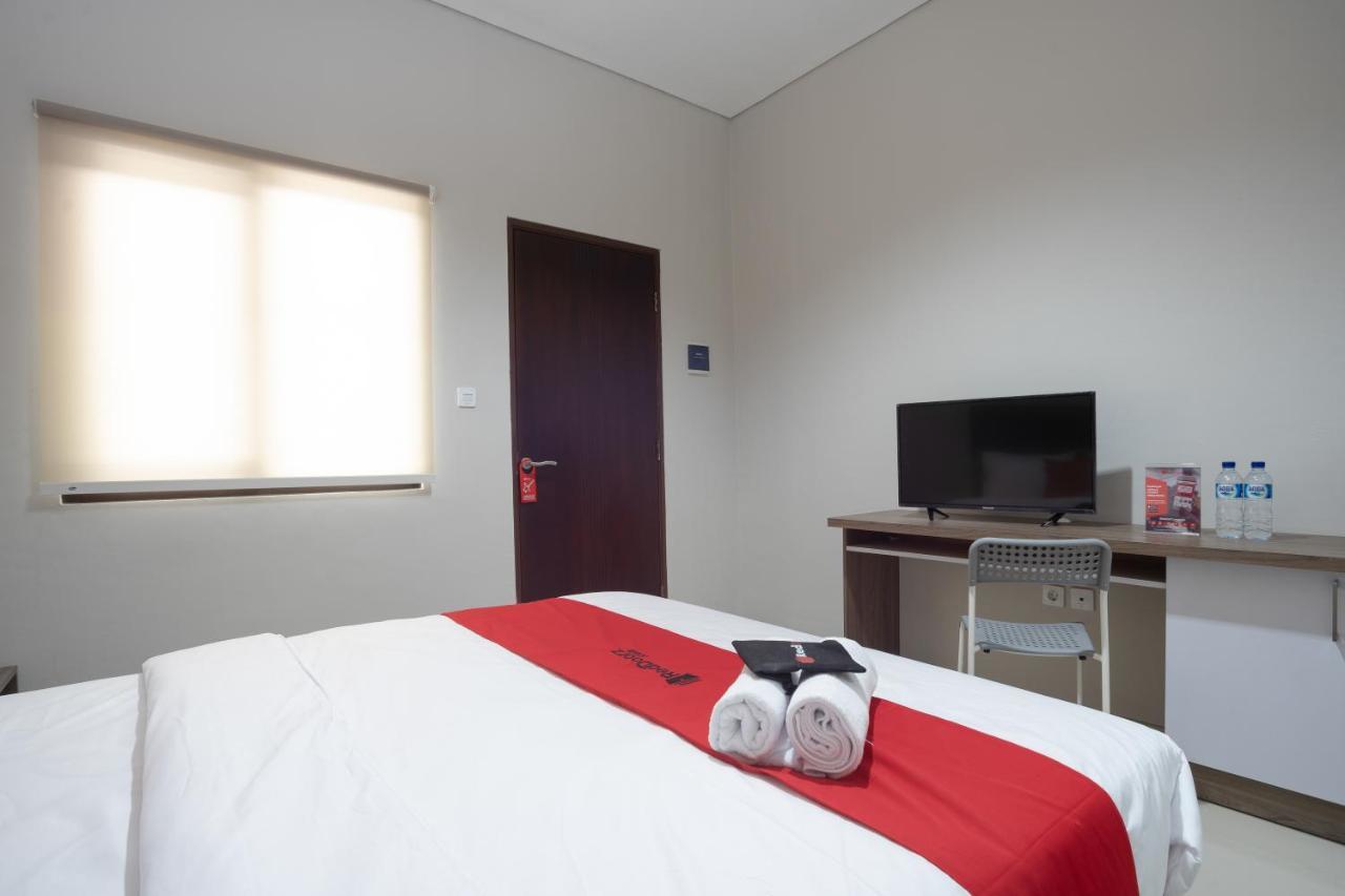 RedDoorz Plus near JIEXPO Kemayoran Yakarta Exterior foto