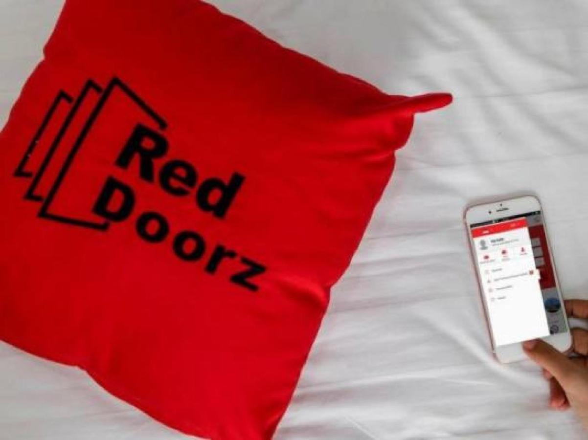 RedDoorz Plus near JIEXPO Kemayoran Yakarta Exterior foto
